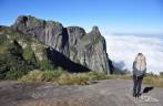No alto do Morro do Dinossauro e de frente ao Vale das Antas, admirando o Garrafão e a Pedra do Sino, no Parque Nacional da Serra dos Órgãos, no Rio de Janeiro